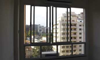 Imagem 4: Sala em Andar Alto, Indevassada e Vista Livre. 39 m² Totalmente Reformada há 4 Anos c