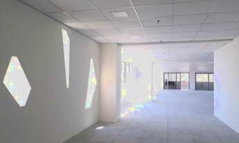 Imagem 4: Conjunto comercial com 316m² vão livre, piso elevado, 02 banheiros, sacada e 09 vagas de g