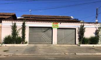 Imagem: Casa com 4/4, sendo 2 suítes, lote 384