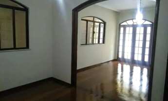 Imagem 4: Casa rústica com madeiras fortes na composição para venda tem