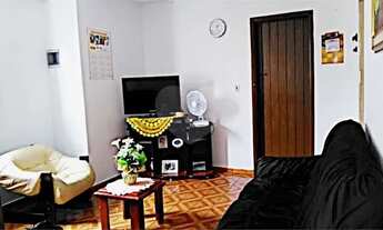 Imagem 2: Sobrado no bairro do Horto Florestal. São 3 imóveis individuais. Cada casa possui quintal