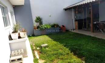 Imagem 4: Sobrado à venda no bairro Saguaçu, Joinville/SC. Suíte com hidromassagem, closet e sacada