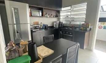 Imagem: Casa em condomínio recém-reformada à