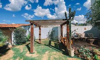 Imagem 3: LINDA CASA - ESTILO CAMPO- AMPLA -AREJADA COM MUITO VERDE