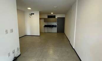 Imagem 2: 03 quartos sendo 01 suíte, móveis fixos e varanda, na Jatiúca