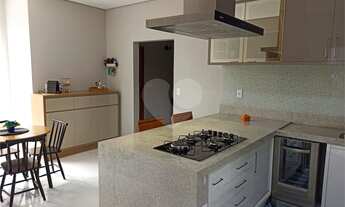 Imagem 2: Casa ampla, com 3 dormitórios, sendo uma suíte. 2 vagas de garagem. Oportunidade