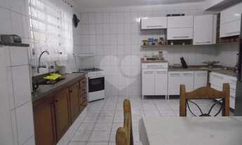 Imagem 3: Casa ampla com 3 dormitórios e 5 vagas de garagem. Excelente localização em bairro muito t