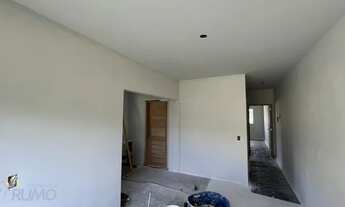 Imagem 2: Casa nova pronta para morar, com massa corrida na parede e passagem na lateral