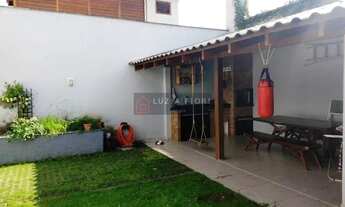 Imagem 6: Sobrado à venda no bairro Saguaçu, Joinville/SC. Suíte com hidromassagem, closet e sacada