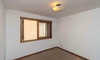 Imagem 7: Casa espaçosa de 220m² no bairro Santana em Porto Alegre com piscina e 3 quartos