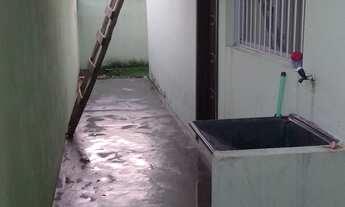 Imagem 3: Casa 2 quartos, quintal gramado e garagem coberta