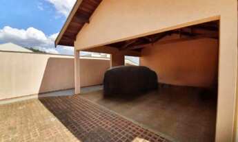 Imagem 2: Casa Térrea de Esquina, Frente para o Lago, em Condomínio, à 1,5 km de Águas de São Pedro