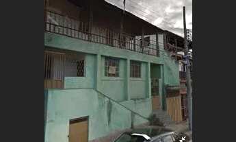 Imagem 2: Quarto com quarda roupa