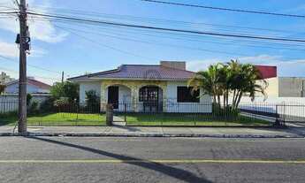 Imagem 2: Casa de esquina com laje preparada para segundo piso
