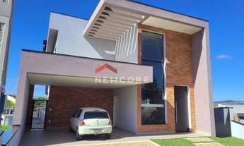 Imagem: Casa de condomínio em Rua Joana Júlia