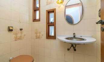 Imagem 5: Casa espaçosa de 220m² no bairro Santana em Porto Alegre com piscina e 3 quartos