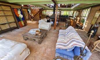 Imagem 4: Casa Cinematográfica de condomínio para venda possui 500 metros quadrados com 3 casas no t