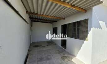 Imagem 5: Casa com 3 dormitórios para alugar, 120 m² por R$ 1.200,00/mês - São Jorge - Uberlândia/MG