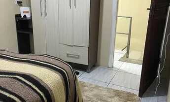 Imagem 2: Quarto mobiliado com varanda