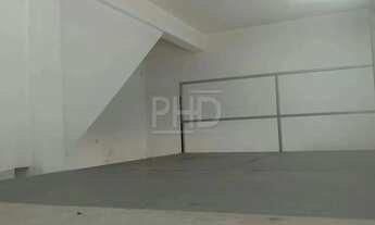 Imagem 2: Salão comercial medindo 60 m², com 1 banheiro e uma copa, sem vaga de garagem