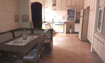 Imagem 4: Sobrado de 192m², 3 dormitórios, 2 suítes, 2 vagas de garagem, próximo à igreja Santo Antô