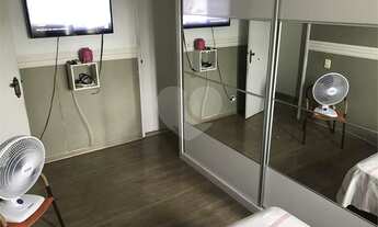 Imagem 5: Apartamento reformado, ótima localização, varanda, sala, dois dormitórios sendo um suíte