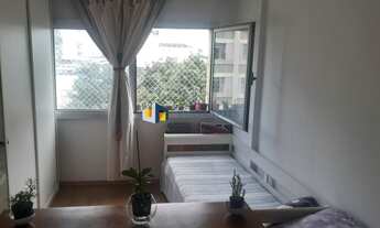 Imagem 4: Kitnet reformada com uma vaga de garagem e repleta de armários embutidos