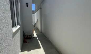 Imagem 2: Casa 2/4 , com área gourmet e corredor lateral, condomínio bem localizado no Sim