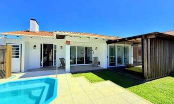 Imagem 1: Casa com piscina e 03 dormitórios sendo 02 suítes à venda na Praia de Maristela, Xangri-Lá