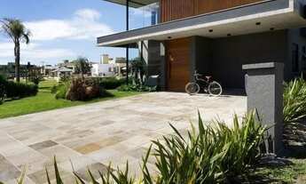 Imagem 3: Sobrado beira lago mobiliado com 4 suítes e piscina à venda - Condomínio Sea Coast - Xangr