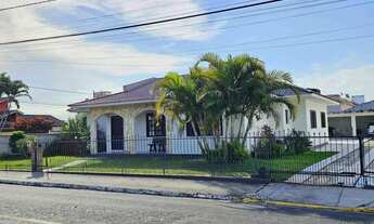 Imagem: Casa de esquina com laje preparada para