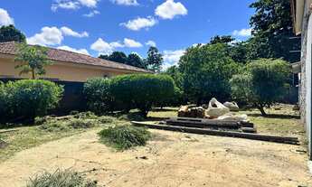 Imagem: Terreno murado e plano