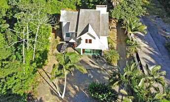 Imagem 2: Lindo Sobrado- Ampla Área Verde - Centro - Penha - SC