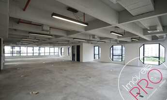 Imagem 3: 229m de vão livre no coração do Itaim, com janelões do piso ao teto. Vista livre