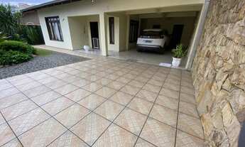 Imagem 2: Casa térrea no Floresta com piscina