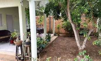 Imagem 5: E - Casa com arbustos