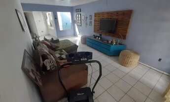 Imagem 2: Vendo casa com 4/4, sobrado, varanda, garagem coberta, escriturada no Bairro Poço