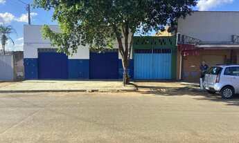 Imagem: Sala de comércio,com duas casas