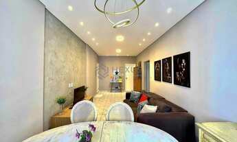 Imagem 2: Apartamento reformado com varanda na quadra mar da Praia das Pitangueiras, Guaruja