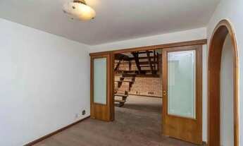 Imagem 4: Casa espaçosa de 220m² no bairro Santana em Porto Alegre com piscina e 3 quartos