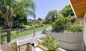 Imagem 7: Sobrado triplex com piscina, 4 quartos, sendo 3 suítes, e 7 banheiros, no bairro Mercês, C