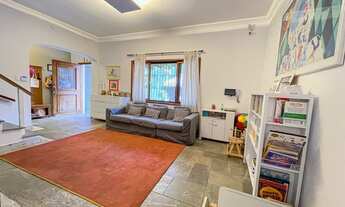 Imagem: Lindo sobrado de Vila com Portão Fechado