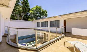 Imagem 2: Sobrado triplex com piscina, 4 quartos, sendo 3 suítes, e 7 banheiros, no bairro Mercês, C