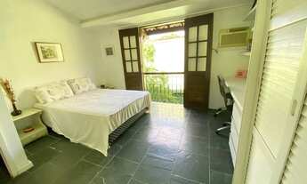 Imagem 3: Casa à venda em Condomínio com 450m² de área útil, 5 quartos sendo 3 suítes e 4 vagas em A