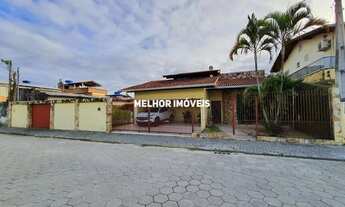 Imagem 2: Casa a Venda em Camboriú com Piscina e Salão de Festas com 2 Terrenos com 600m²