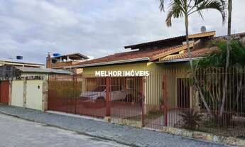 Imagem 3: Casa a Venda em Camboriú com Piscina e Salão de Festas com 2 Terrenos com 600m²