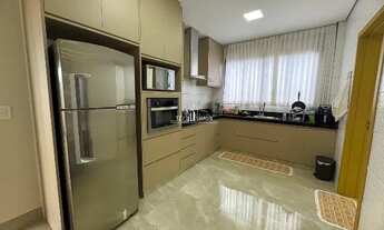 Imagem 5: Sobrado com 3 quartos sendo 1 suíte, rica em armários, com energia Solar, Localizada no co