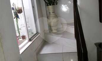 Imagem 6: Casa 2 pavimentos, 4 quartos, 3 banheiros, dependência de empregada. Não tem garagem