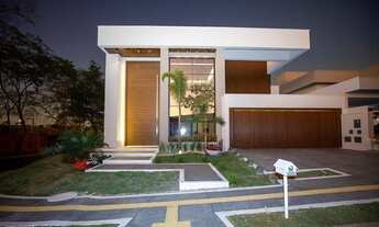 Imagem: Casa de condomínio possui 323 m² com 4