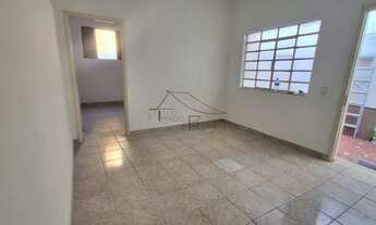 Imagem 2: Casa térrea espaçosa e conservada com grande garagem para locação, no bairro da Vila R